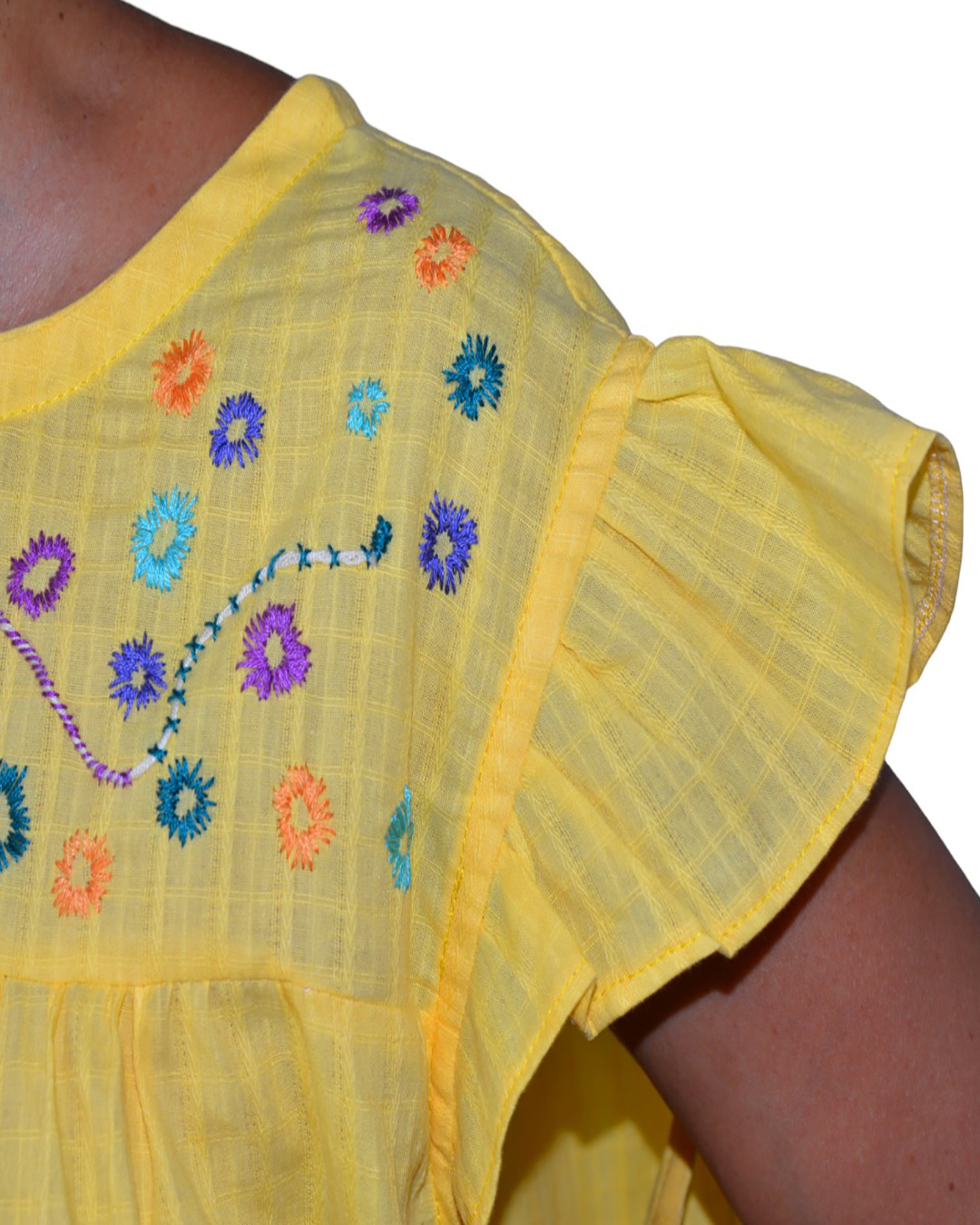 Detalles bordados de blusa amarilla